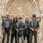 artist image Scorpions Может, я, может, ты   Сможем изменить этот мир.   Мы тянемся к душе,   Которая бродит впотьмах.     Может, я, может, ты   Сможем найти ключ к звездам,   Поймать дух надежды,   Спасти одну безнадежную душу.     Ты вглядываешься в небо   Со всеми этими вопр Unbreakable